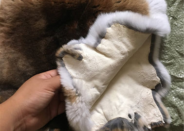 Κίνα γούνα κουνελιών 30*40cm η ομαλή βαμμένη σφυροκοπά θερμό άνετο για το χειμερινό ένδυμα προμηθευτής