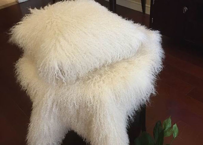 Το μακρυμάλλες άσπρο χνουδωτό μαξιλάρι καλύπτει άνετο μαλακό με τη θιβετιανή γούνα αρνιών