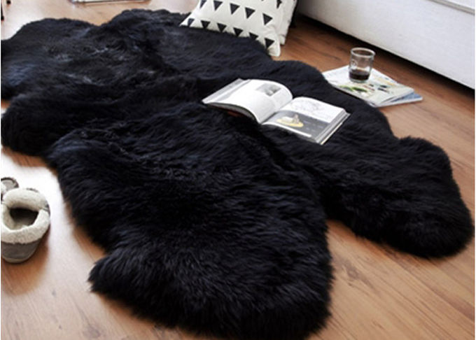 Η ομαλή μαύρη γούνα επιφάνειας ρίχνει τη γενική, μαύρη υπερβολικά μεγάλη Sheepskin κουβέρτα