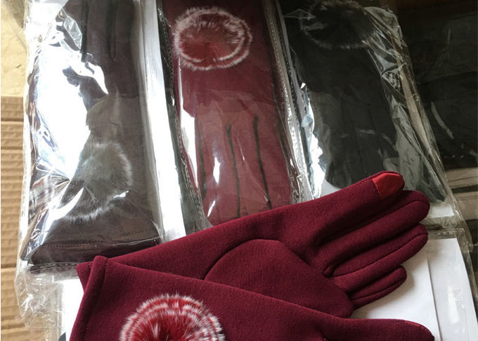 Χειμερινά γάντια οθονών επαφής δεράτων κρασιού κόκκινα με την έξοχη μαλακή επένδυση που κρατά θερμή