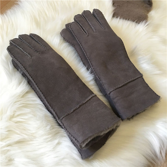 Sheepskin Shearling φορά γάντια στα ράβοντας χειμερινά γάντια γουνών γυναικείων αρνιών γυναικών χεριών