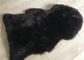 Βαμμένη μαύρη Sheepskin κουβέρτα πατωμάτων, μακρυμάλλεις Sheepskin μαλλιού γνήσιες καλύψεις καθισμάτων  προμηθευτής
