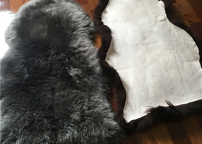 Μακροχρόνιο Sheepskin μαλλιού πραγματικό γκρι κουβερτών που βάφεται αντιολισθητικό για το παιχνίδι μωρών καθιστικών