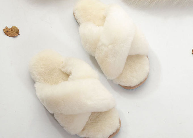 Ανοικτό toe παντοφλών μαλλιού προβάτων Shearling γυναικών εσωτερικό με την παχιά χνουδωτή γούνα μαλλιού