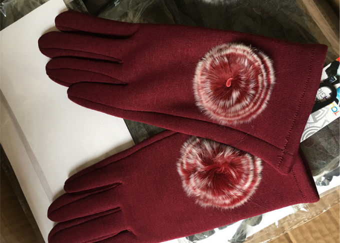 Χειμερινά γάντια οθονών επαφής δεράτων κρασιού κόκκινα με την έξοχη μαλακή επένδυση που κρατά θερμή