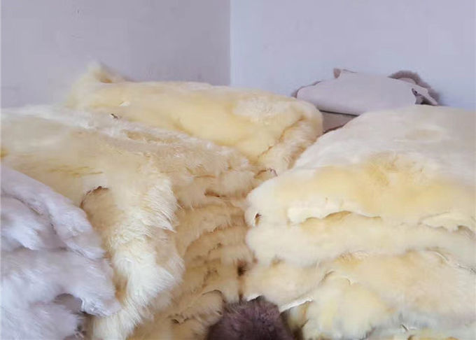 Ενιαία πλαισιωμένη υγρασία μαξιλαριών εδρών τραπεζαρίας γουνών προβάτων - απόδειξη με μακρυμάλλη